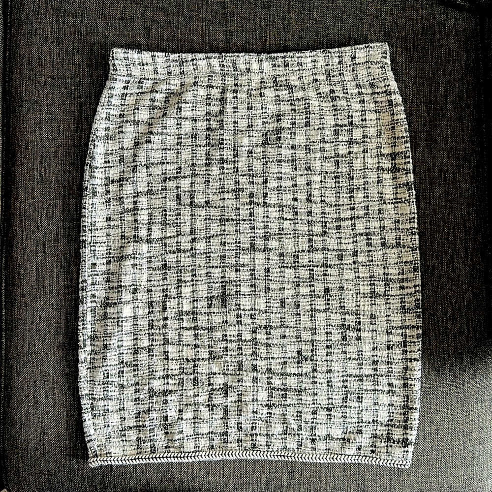 Business casual pencil skirt. Size Medium, stretchy waste band and fabric.